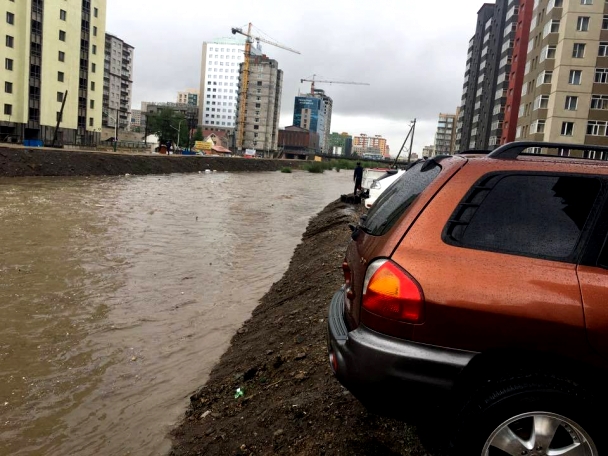 Үргэлжилсэн борооны улмаас Сэлбэ гол үеэрлэжээ